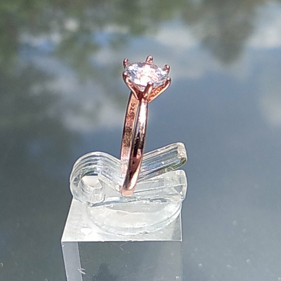 Rose gold plated solitaire engagement ring - Picture 2 of 6